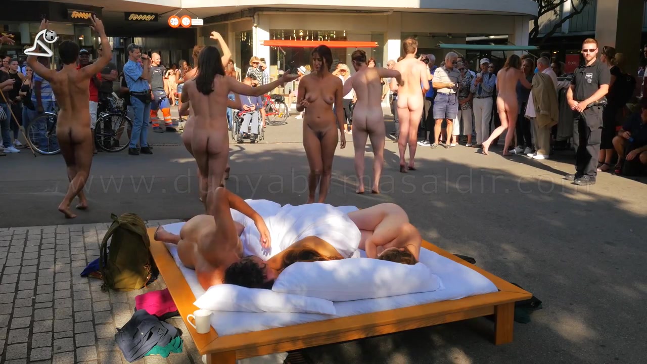 Amazing nudist performance in the middle of the street voyeurstyle photo